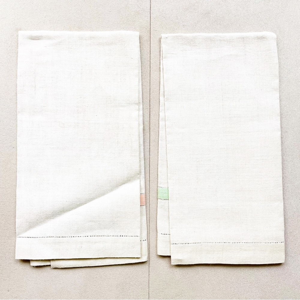 2 Vintage Geometric Small Linens - Picture 4 of 13